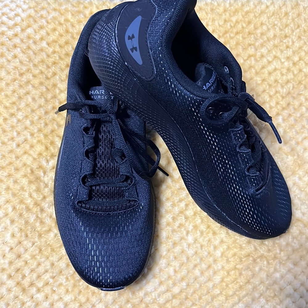 UNDER ARMOUR CHARGED PURSUIT TENNIS SHOES